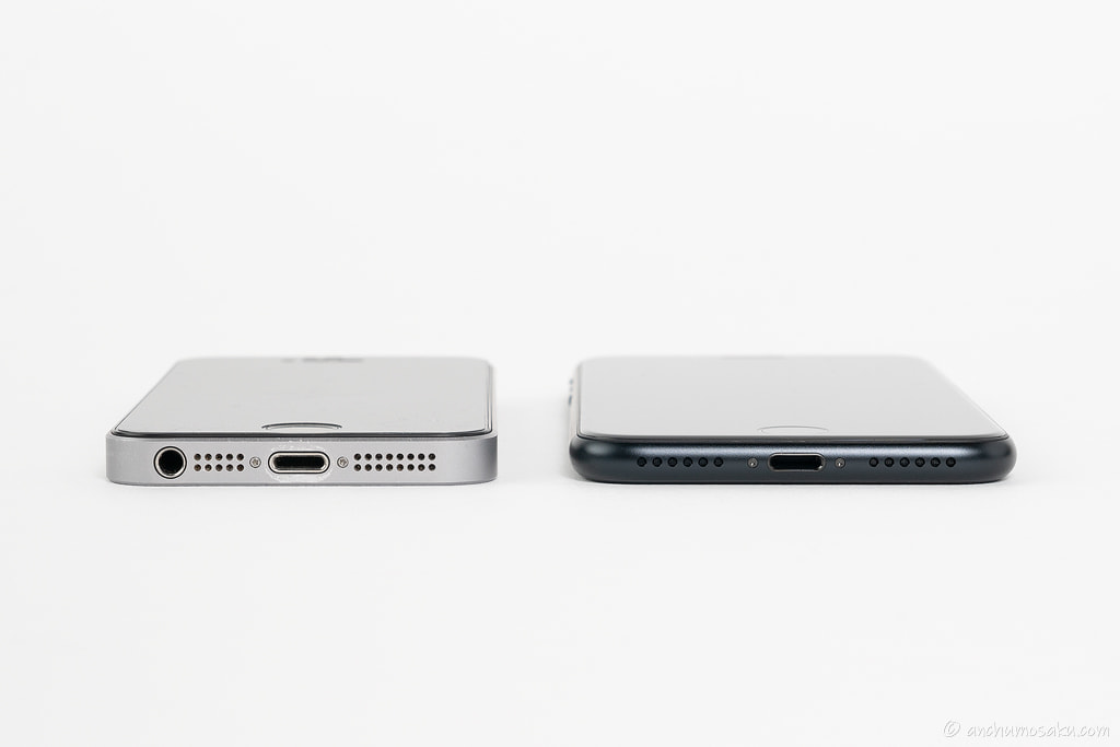 iPhone SE（第1世代）とiPhone SE（第3世代）の外観比較（下部）