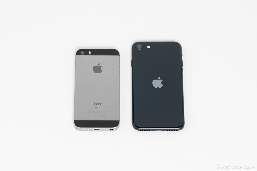 iPhone SE（第1世代）とiPhone SE（第3世代）の外観比較（背面）