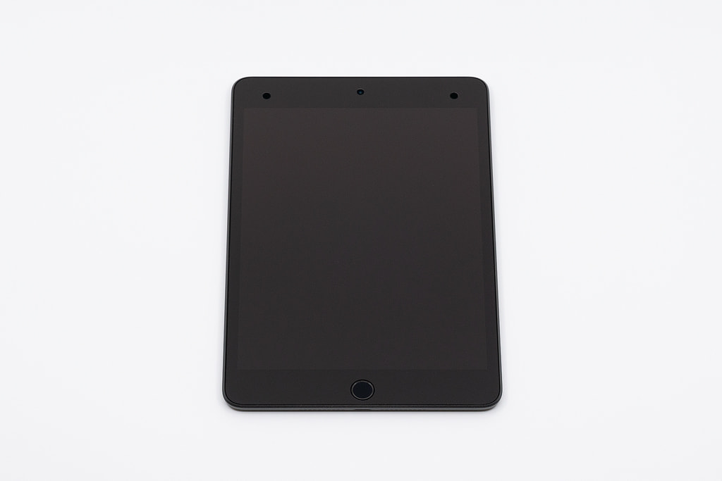 「iPad mini 5」に「ASDEC ノングレア画面保護フィルム3」を貼り付けた後