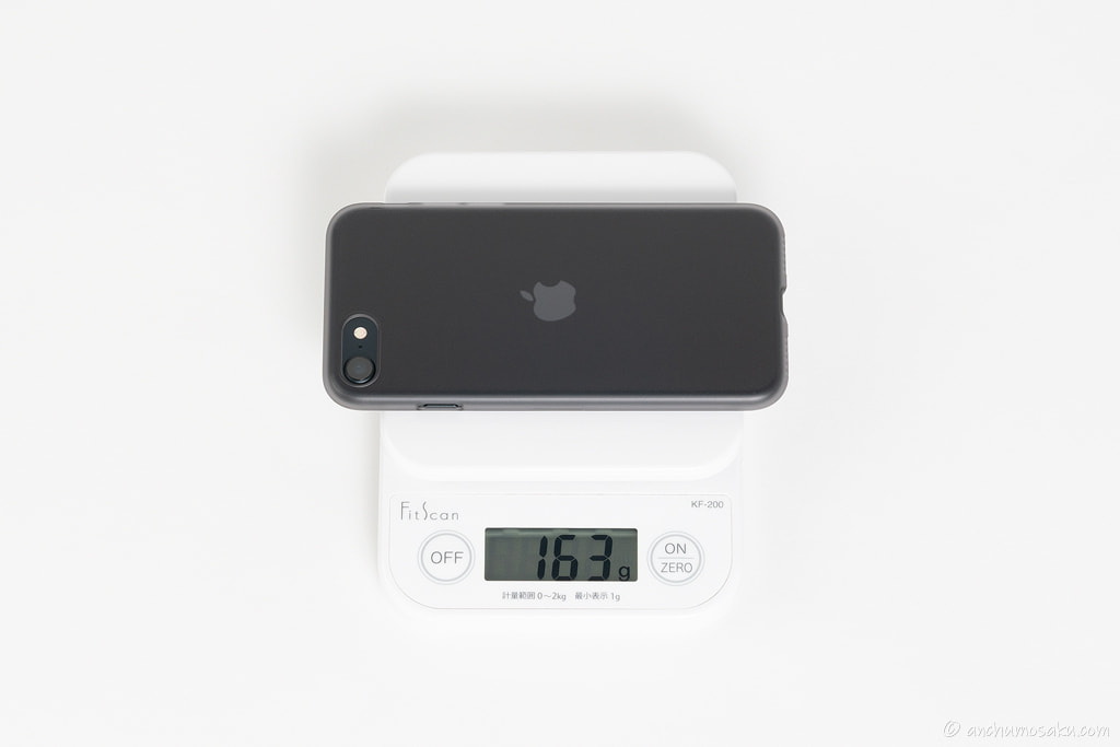 POWER SUPPORT 衝撃吸収アンチグレアフィルム ＆ Air Jacket（Smoke matte）を装着した iPhone SE（第3世代）の重量